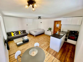 Grand studio classé 4 étoiles avec jardin et garage vélo, moto Briancon